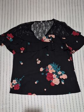 🌼4/$10 - Floral Lace Ruffle Short-Sleeve Blouse